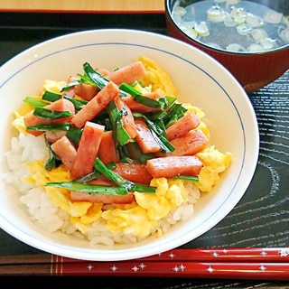 ニラたまスパム丼